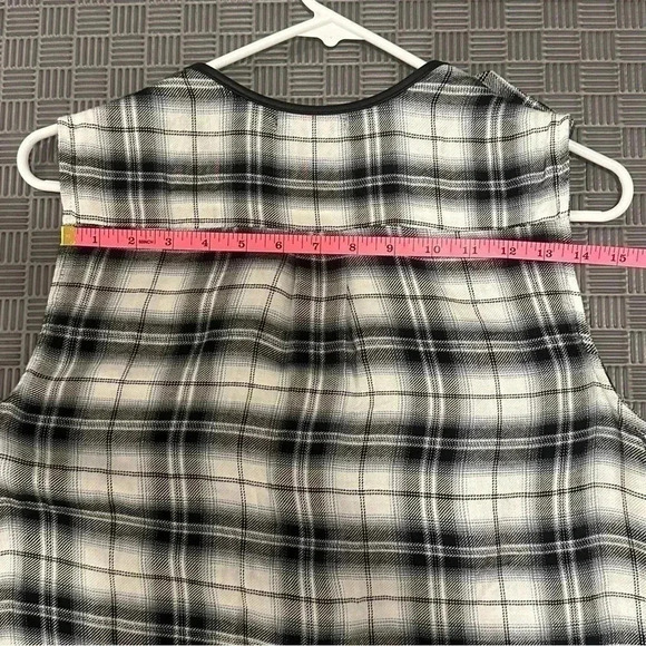 STOOSH Sleeveless Button Down Top (Colors- Black, White & Blue) - Picture 13 of 15